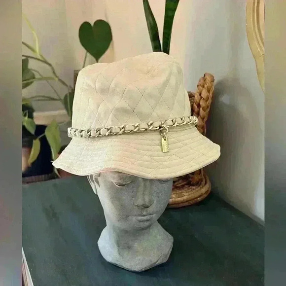 Madden NYC bucket hat White with gold trim and logo. - Picture 1 of 4